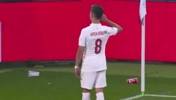 网友:居勒尔冒着“枪林弹雨”完成了专属庆祝动作😄