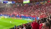 球迷疯狂庆祝！现场实拍土耳其1-0领先奥地利！