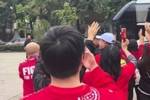 球迷夹道欢迎重庆铜梁龙球队大巴,并高举双手喊“重庆雄起!”